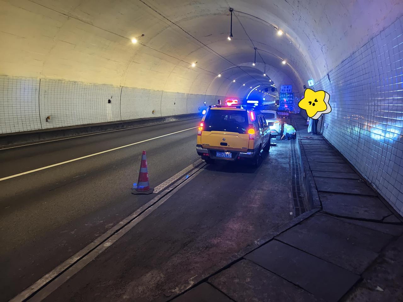 达坞隧道管理所巡检员苏月明帮助司乘拆卸破损轮胎、更换备用轮胎(方志林摄).jpg