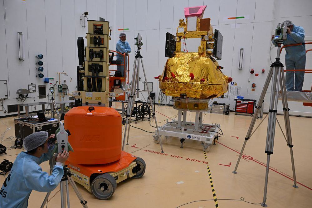 “微笑”卫星在发射场进行精度测试。(欧洲空间局供图).jpg