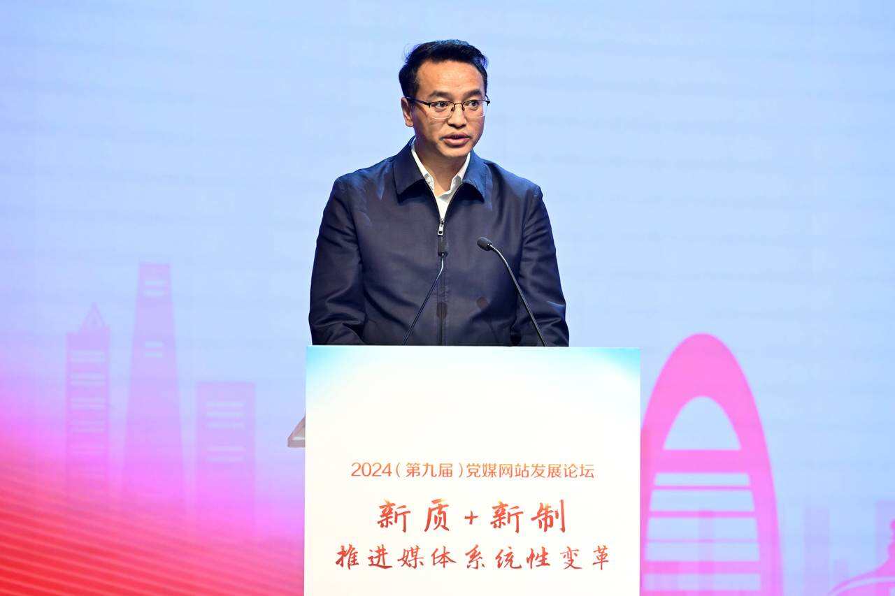 1869936623978700800.jpg 中央网信办网络传播局副局长格桑达瓦致辞(人民网记者 翁奇羽摄)