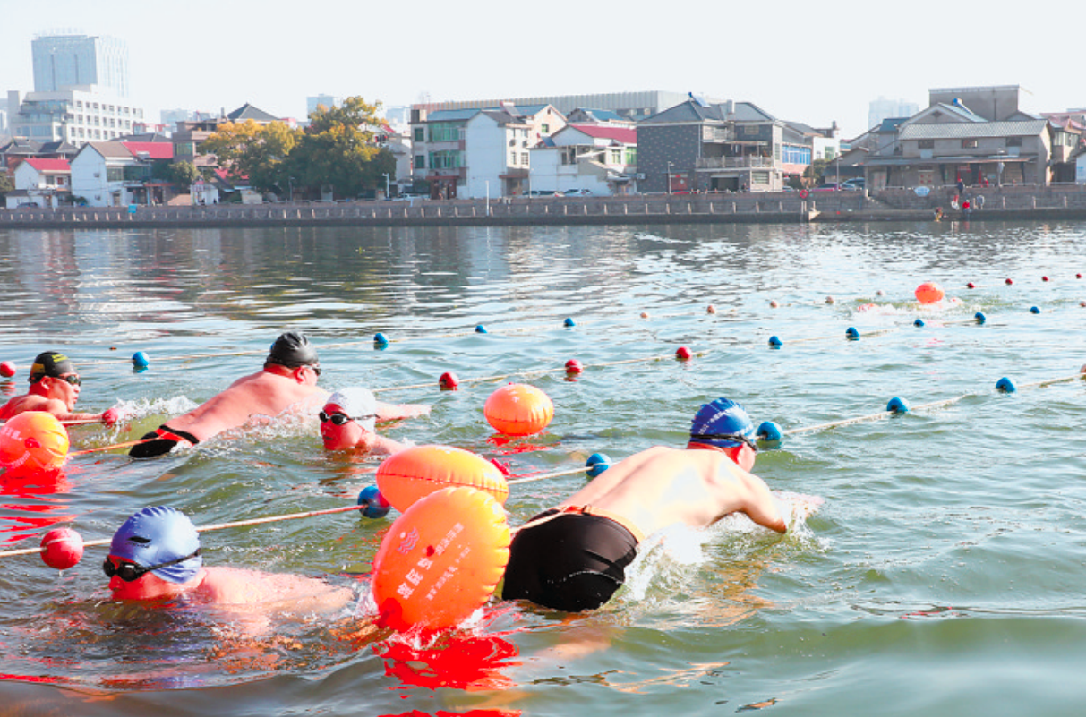 “泳”士竞逐灵山江