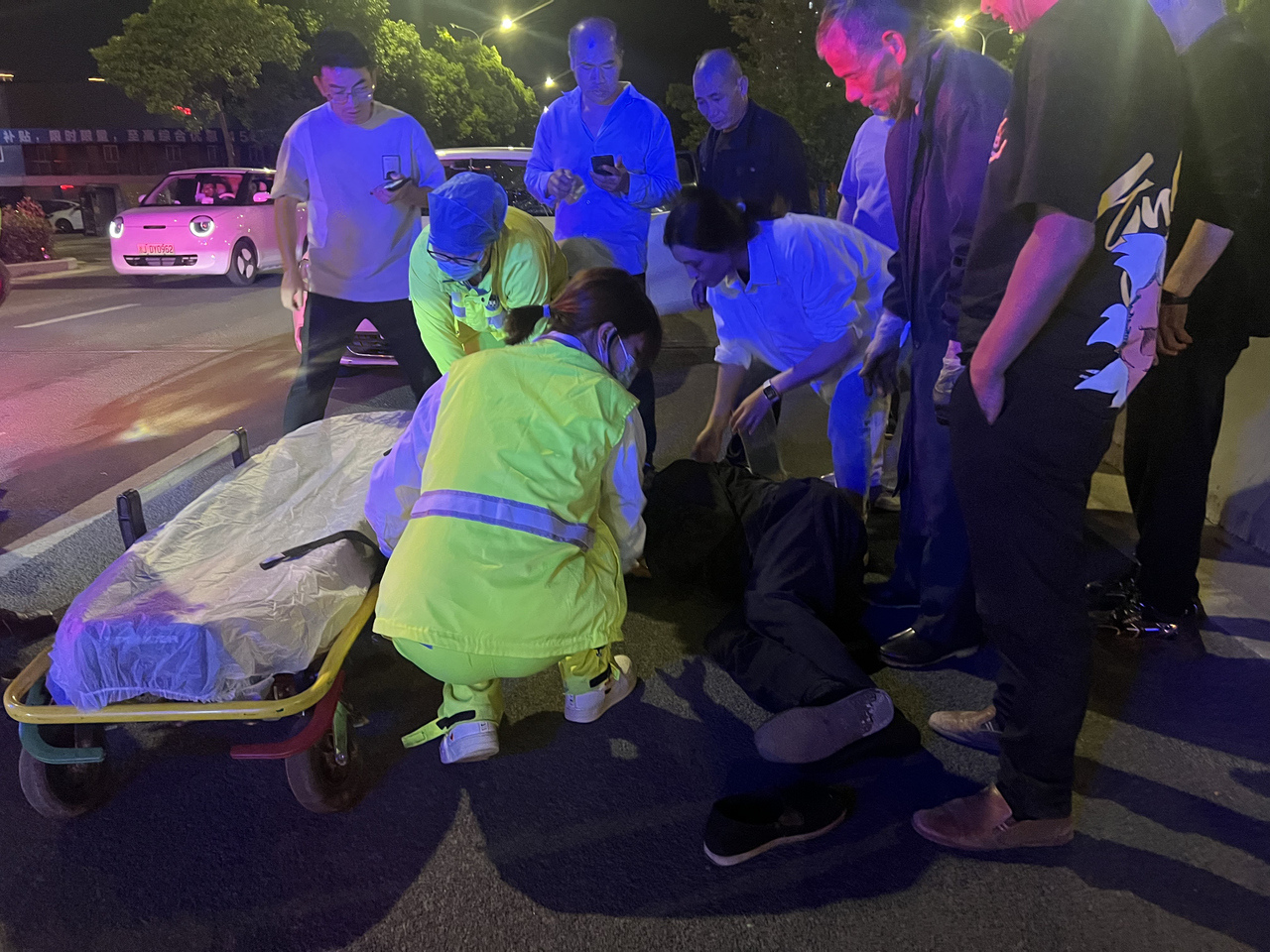 路遇老人倒地该怎么做?红十字救护师边救人边“教科书式”现场教学-台州频道