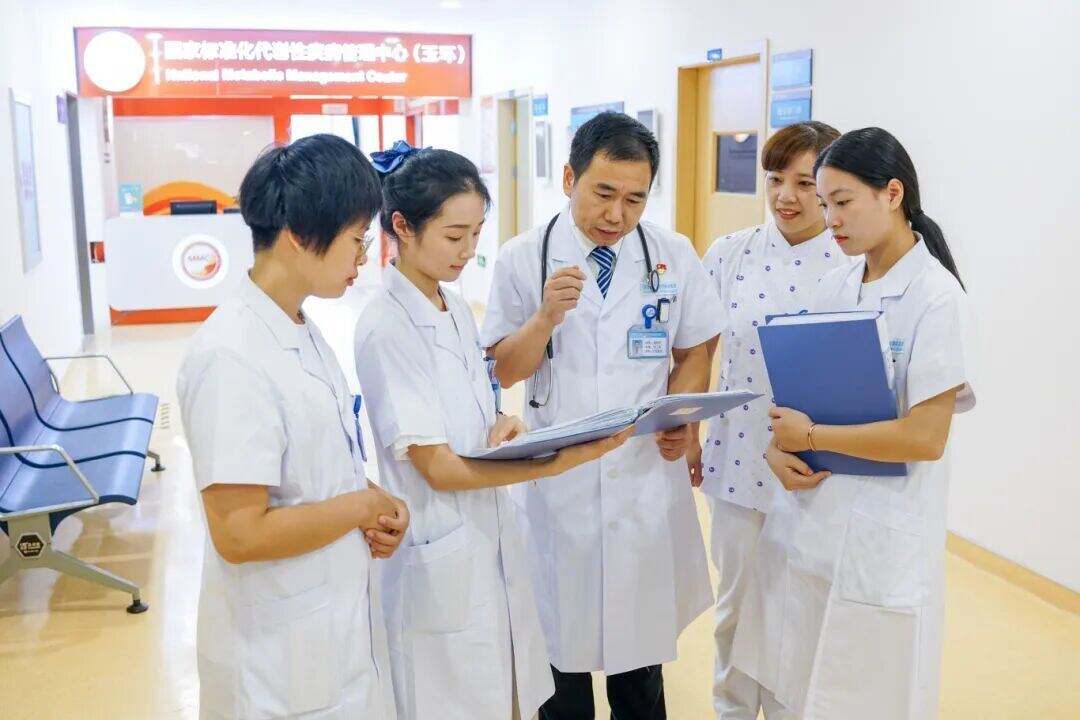 15895465602692.jpeg 二医体重管理团队正在为肥胖患者商讨制定个性化减重方案.jpg