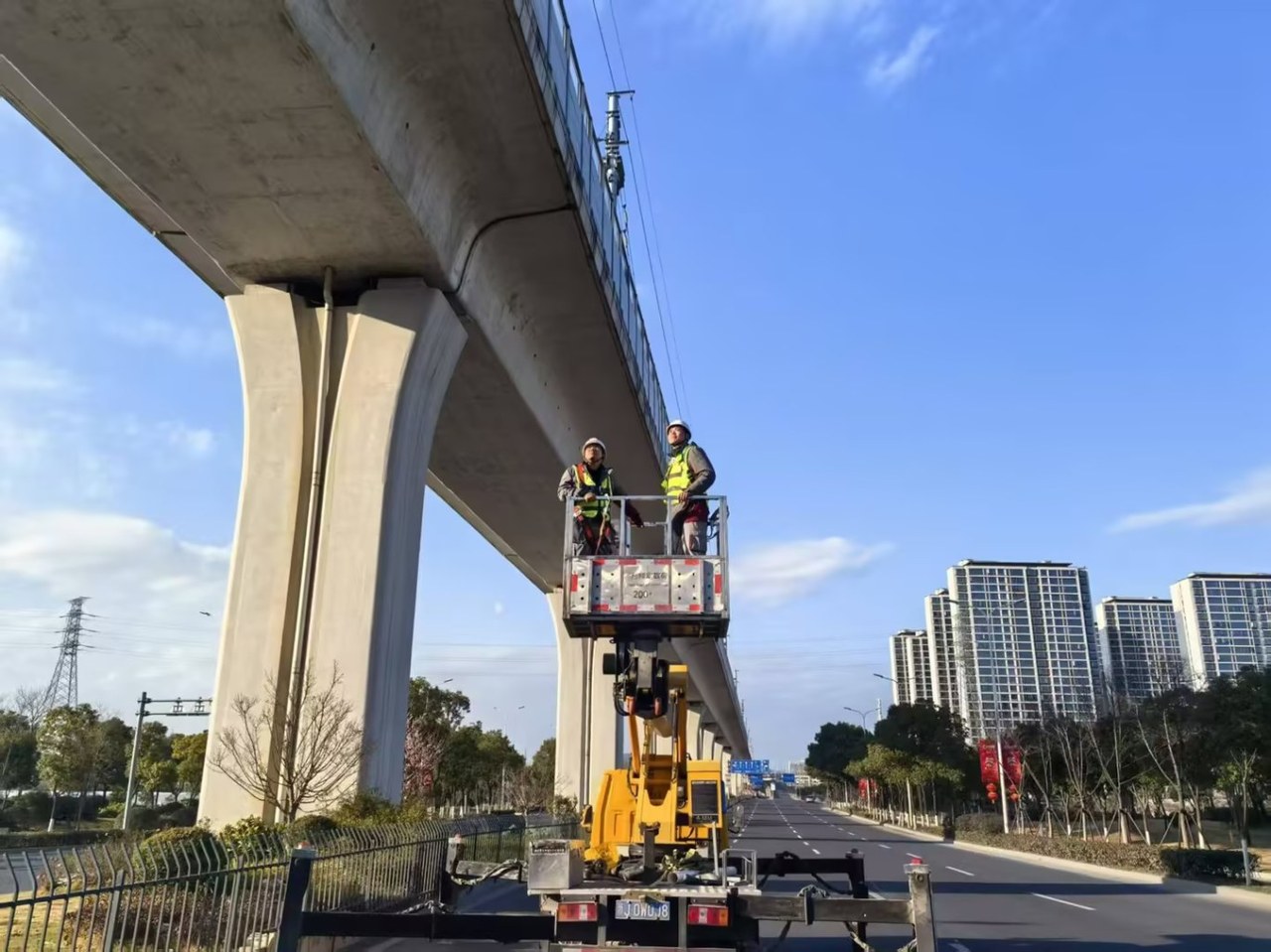 韩杭烨与郑嘉俊登上曲臂车作业平台进行登高.jpg