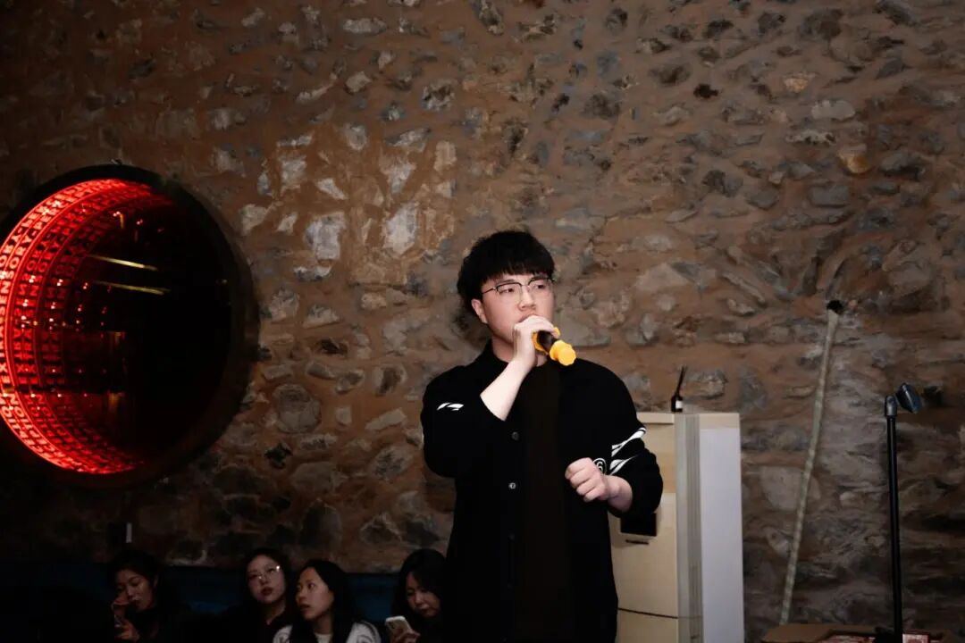 2057778652724015104.jpg 图片
