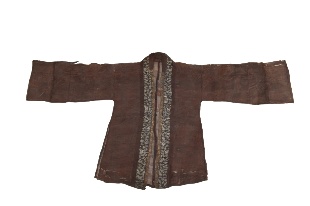 山茶纹罗描金彩绘花边单衣.png