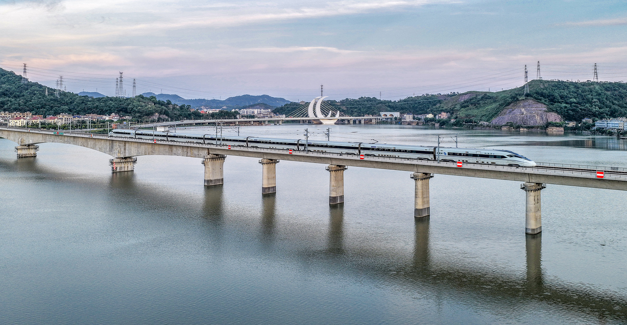 列车在漩门湾大桥行驶2(10771954)-20260813221959.jpg