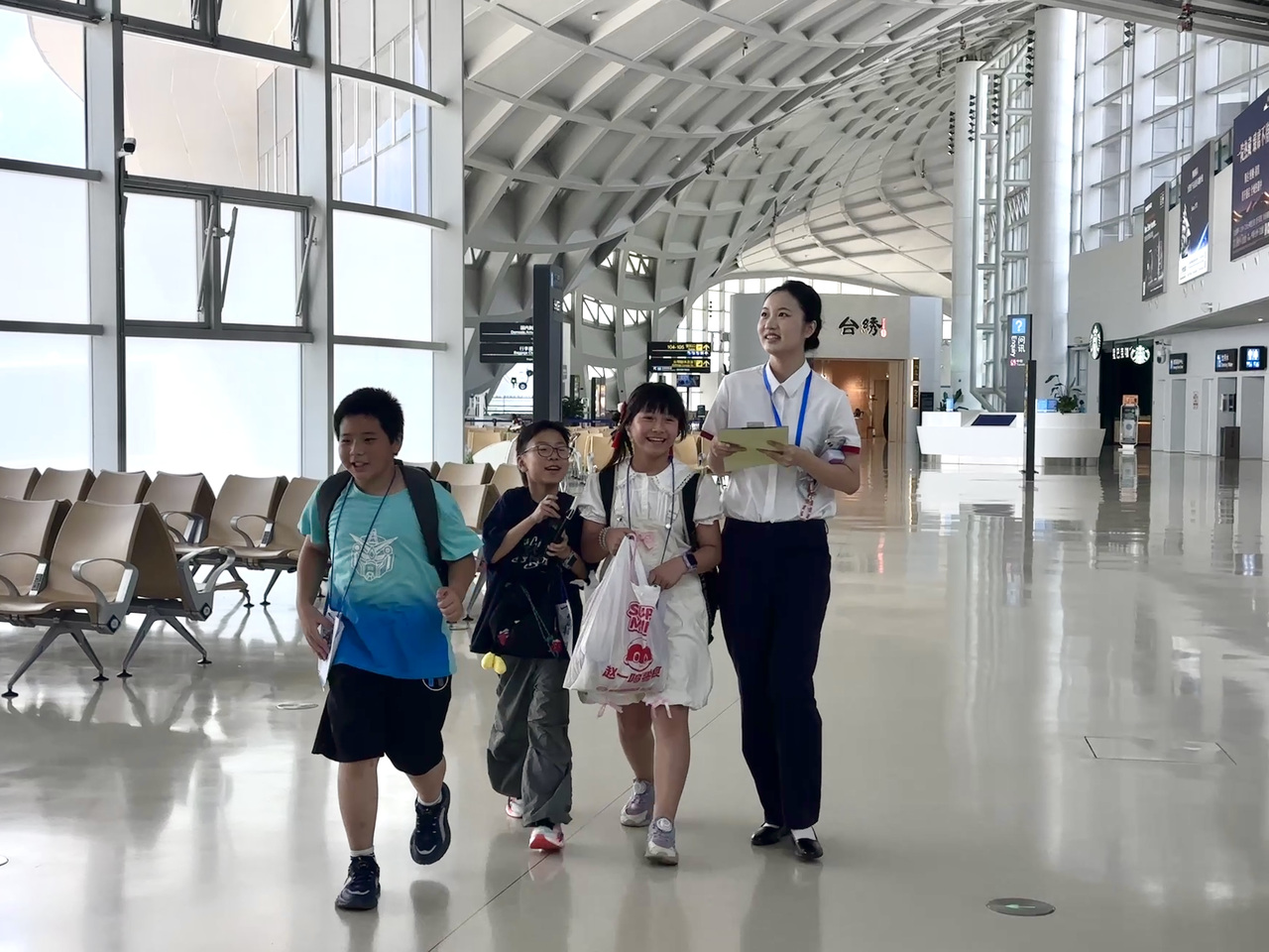 和蝶飞班组成员全流程陪伴引领无陪儿童.jpg