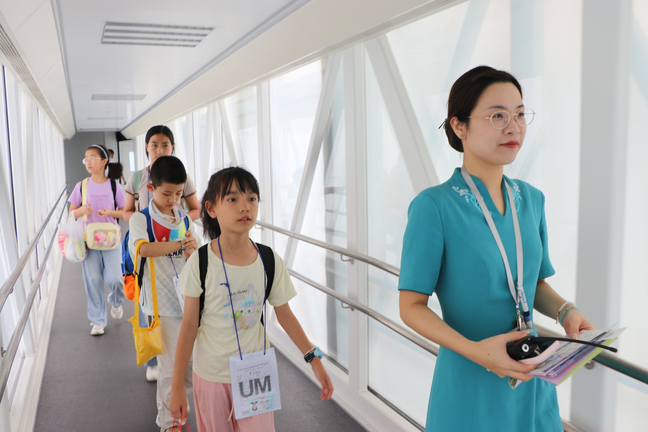 和蝶飞班组成员引领无陪儿童登机.jpg