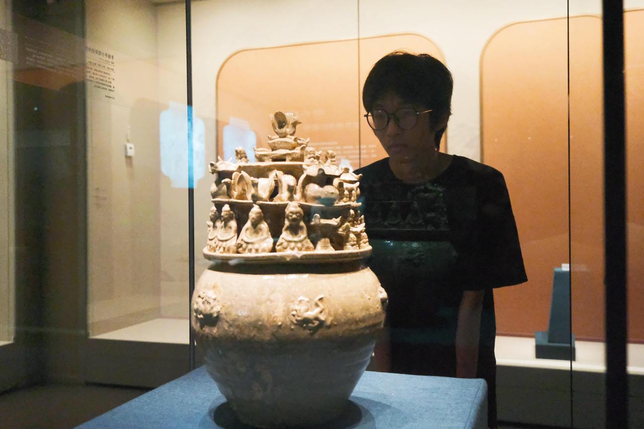一位市民正在观展(10938189)-20260903134902.jpg