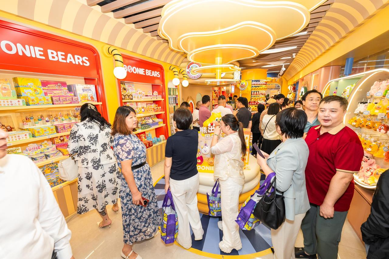 义乌熊出没旗舰店开业人潮如织.jpg