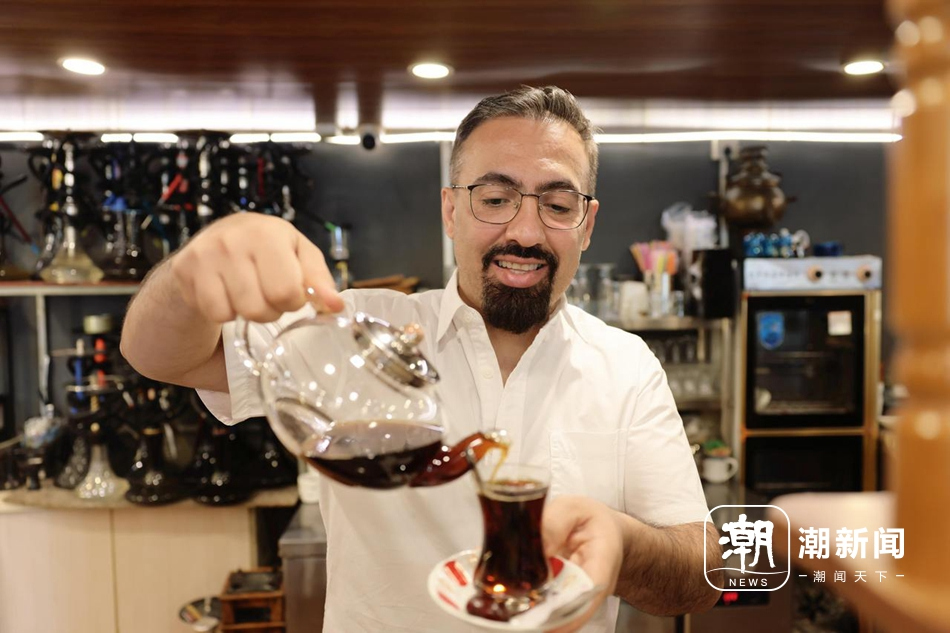 “老默”正在为客人泡土耳其红茶_副本.jpg