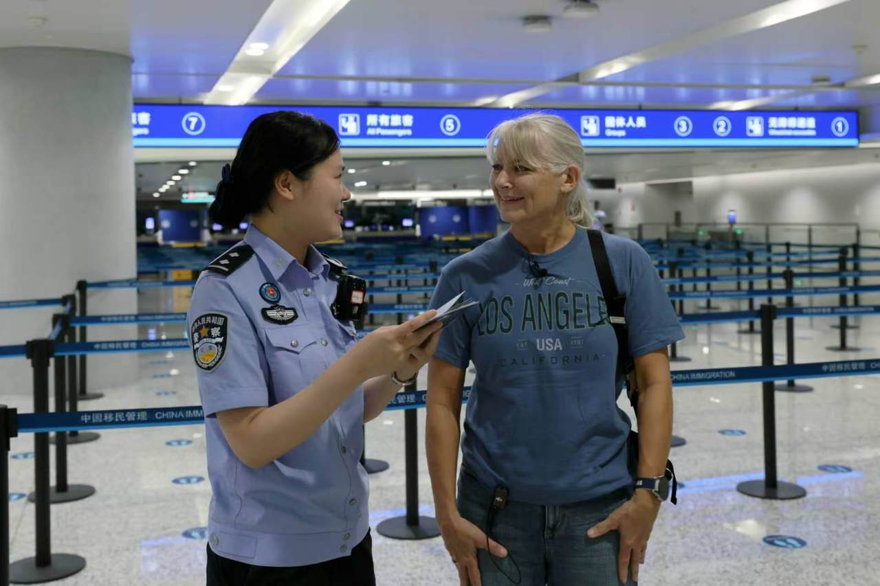 杭州边检民警为入境外籍旅客提供外语服务和政策咨询。.jpg
