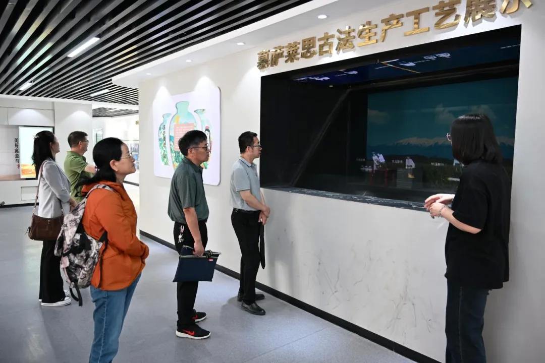 2064974964041134080.webp 图片