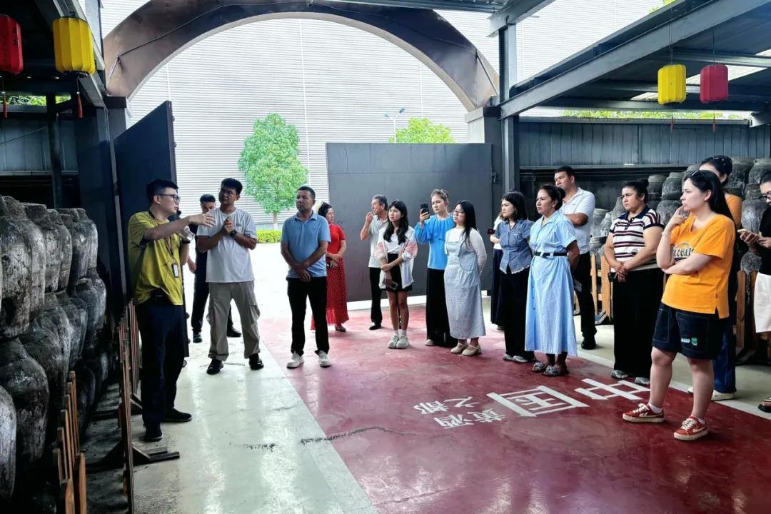 2076560214408019968.webp 图片