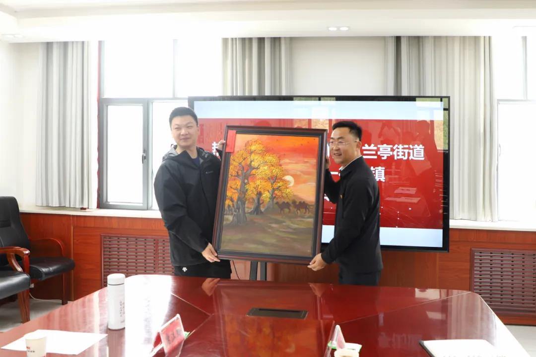 2046146960687046656.webp 图片