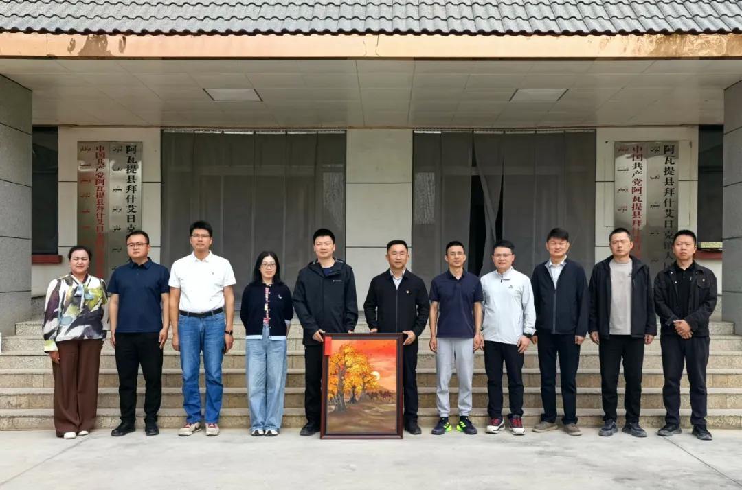 2046146960758349824.webp 图片