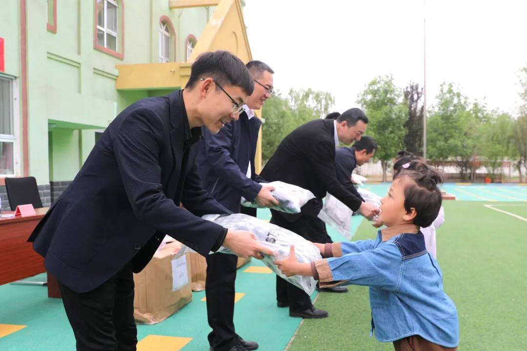 2046843126902890496.webp 图片