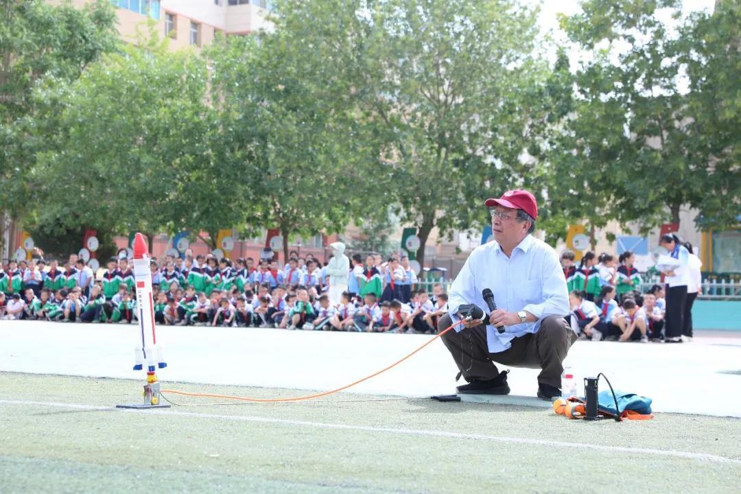 2061336608912650240.webp 图片