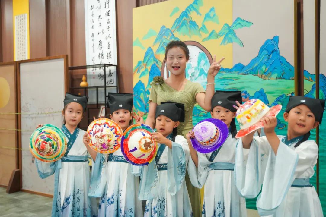 2064184221999509504.webp 图片