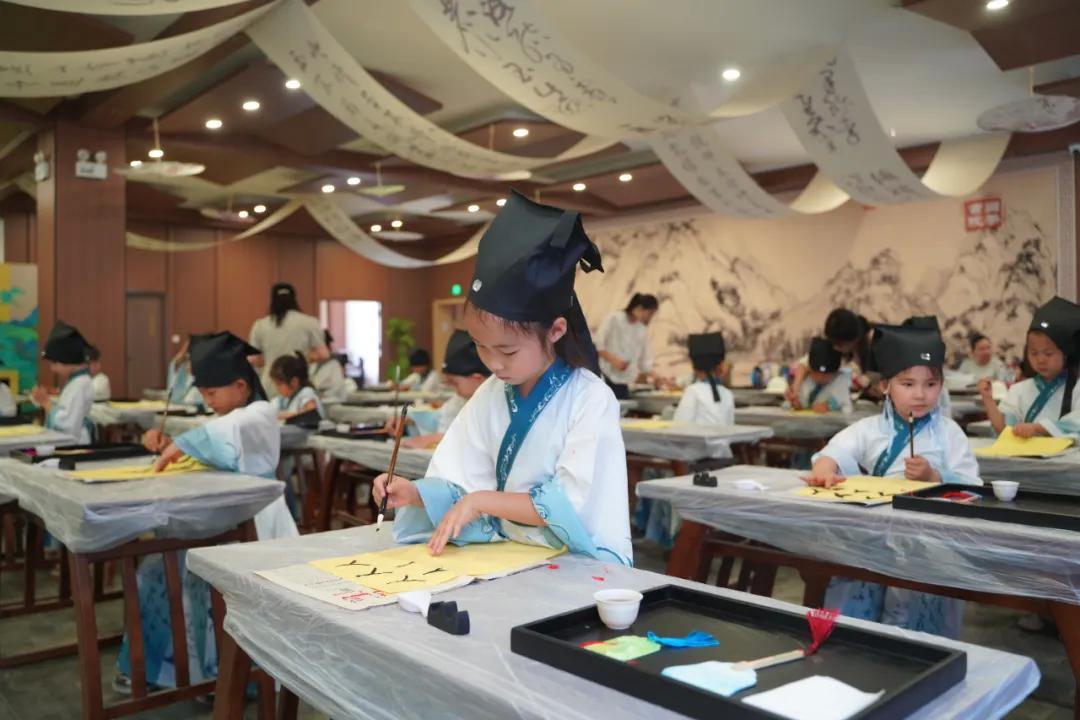2064184222146310144.webp 图片