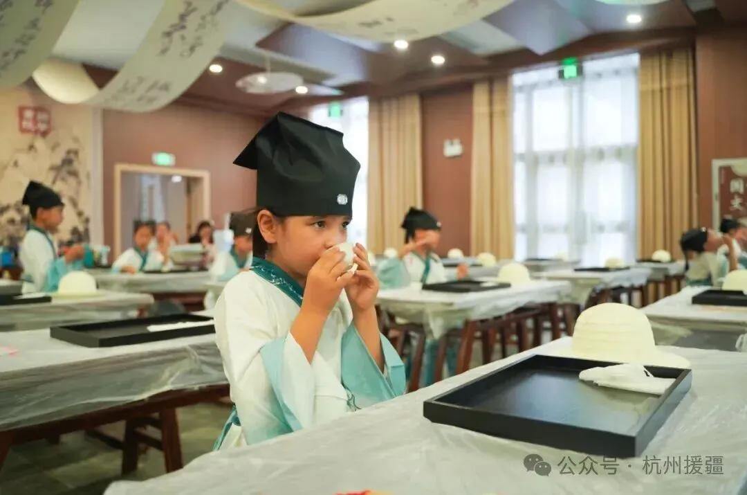 2064184222565740544.webp 图片