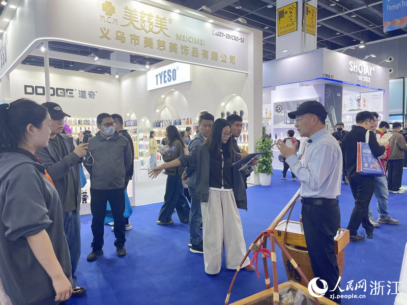 楼仲平正在拍摄短视频。人民网记者 王丽玮摄