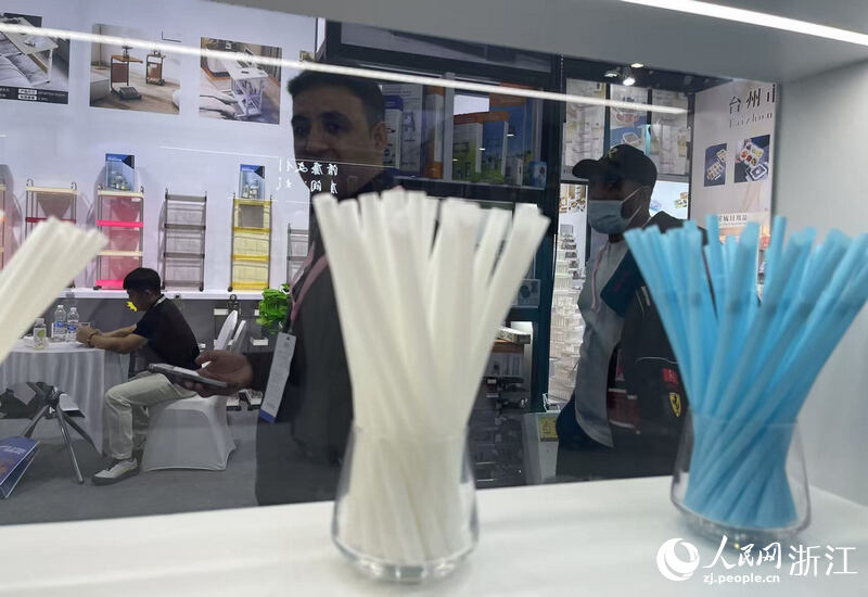 双童新开发的可降解吸管。人民网记者 王丽玮摄