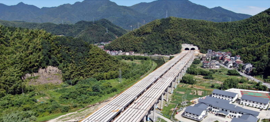 崇山峻岭架大桥