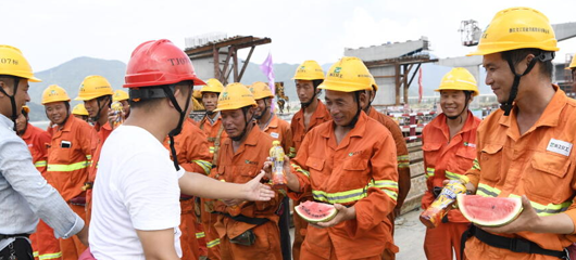 为大桥建设者送清凉