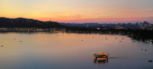 华灯与晚霞争艳 鸟瞰西湖绚丽夜景