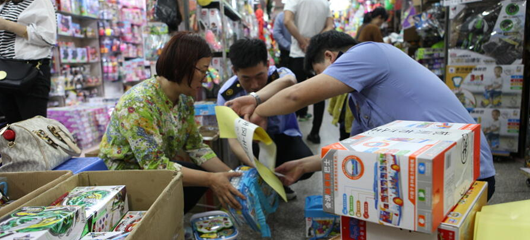 六一节前市场监管局突检玩具市场