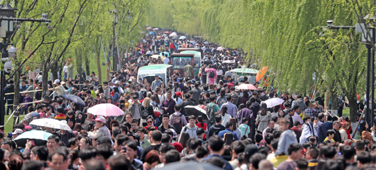 清明假日 西湖人气爆棚