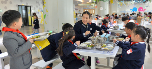 校长学生同吃一锅饭 确保食品安全杭州学校这样做