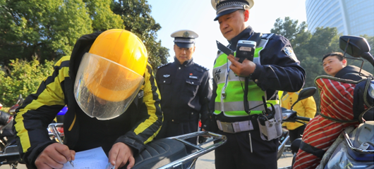 骑车戴头盔有多重要？杭州交警现场教你如何带头盔