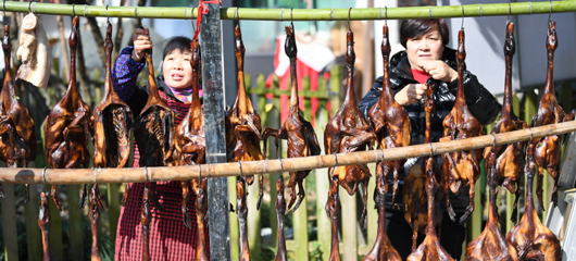 久违的太阳出来了！杭州梅家坞晾晒酱鸭酱肉