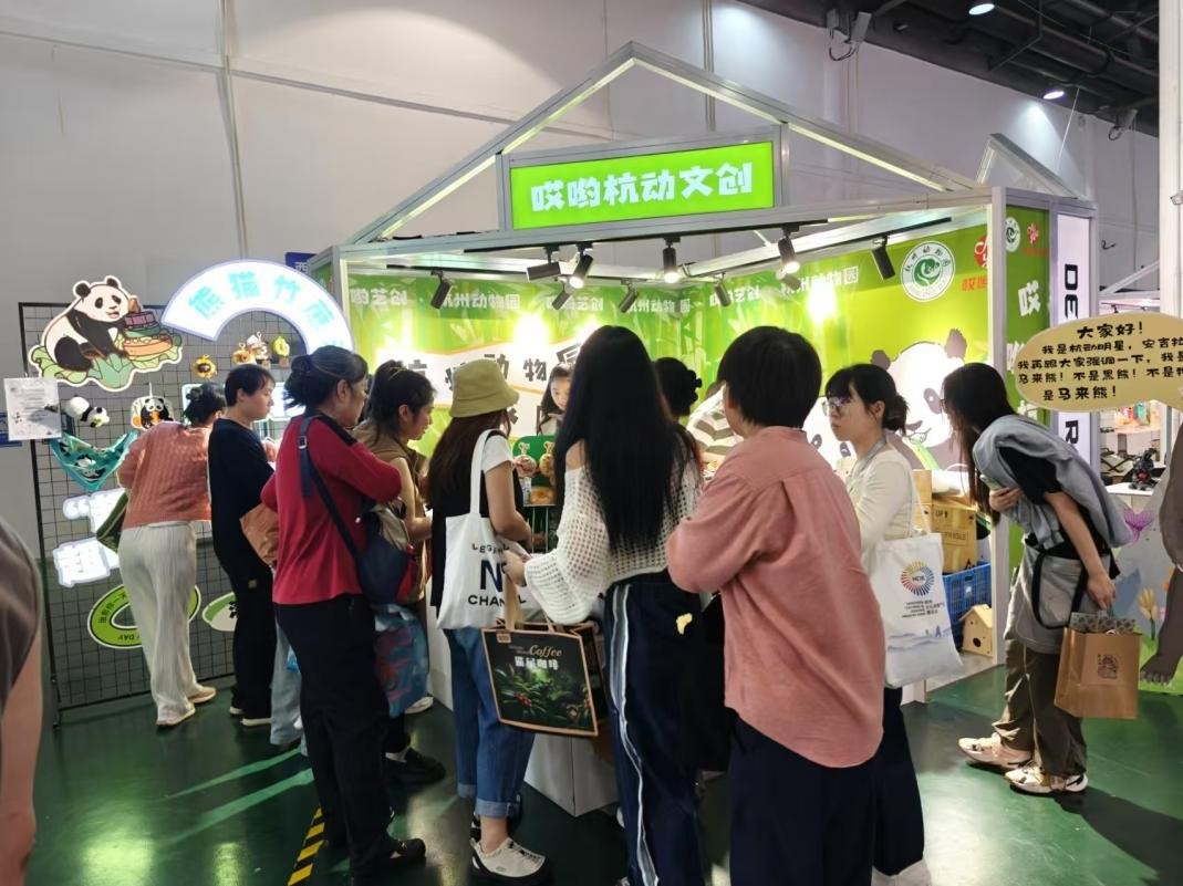 文博会现场哎呦艺创展位.jpg