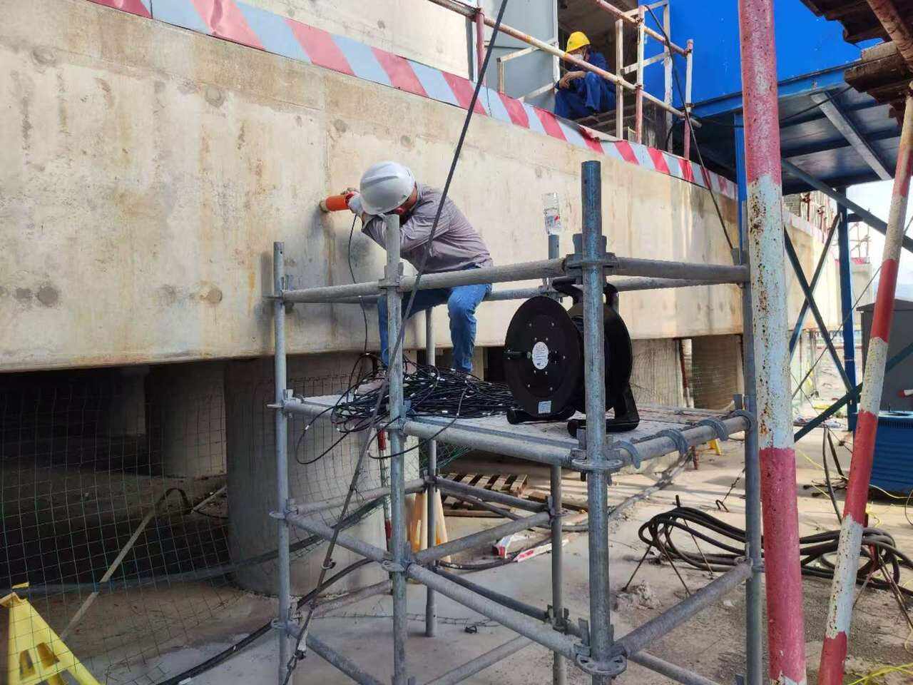 图2:专业人员正在记录关键参数。 浙能六横LNG公司 提供.jpg