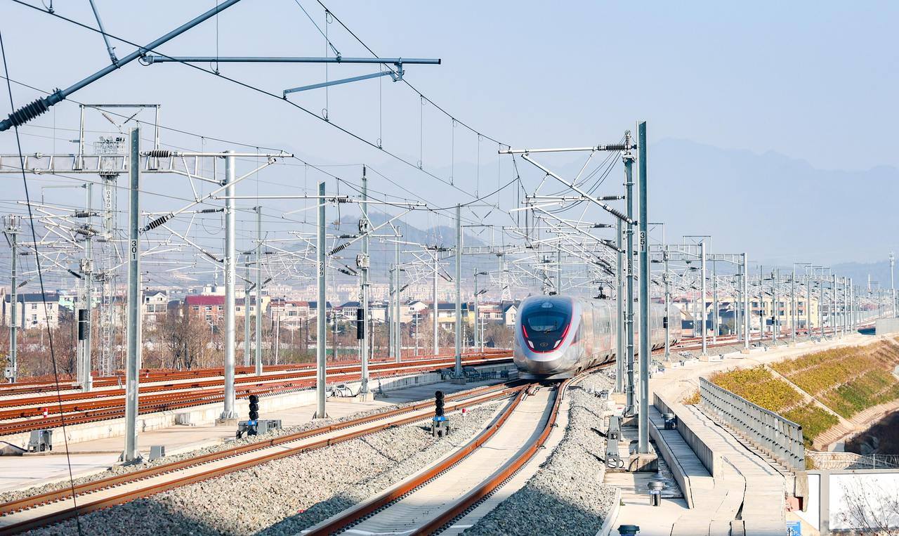 微信图片_2026-03-02_084833_368一列复兴号动车组列车行驶在杭衢高铁线路上。 卓文 摄.jpg