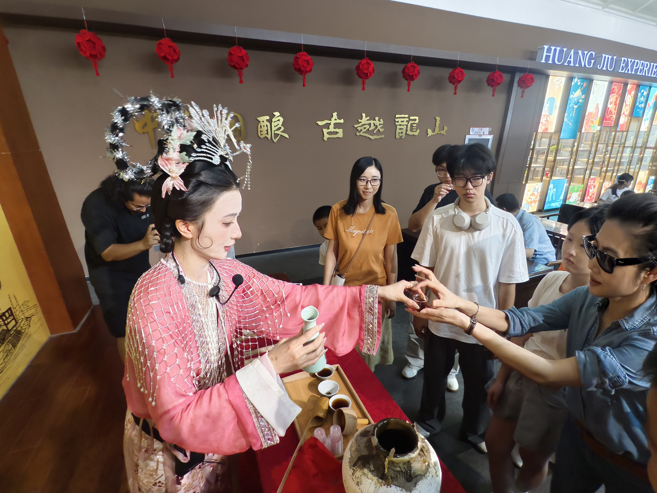 ​嫦娥开坛庆中秋 黄酒博物馆里欢乐多