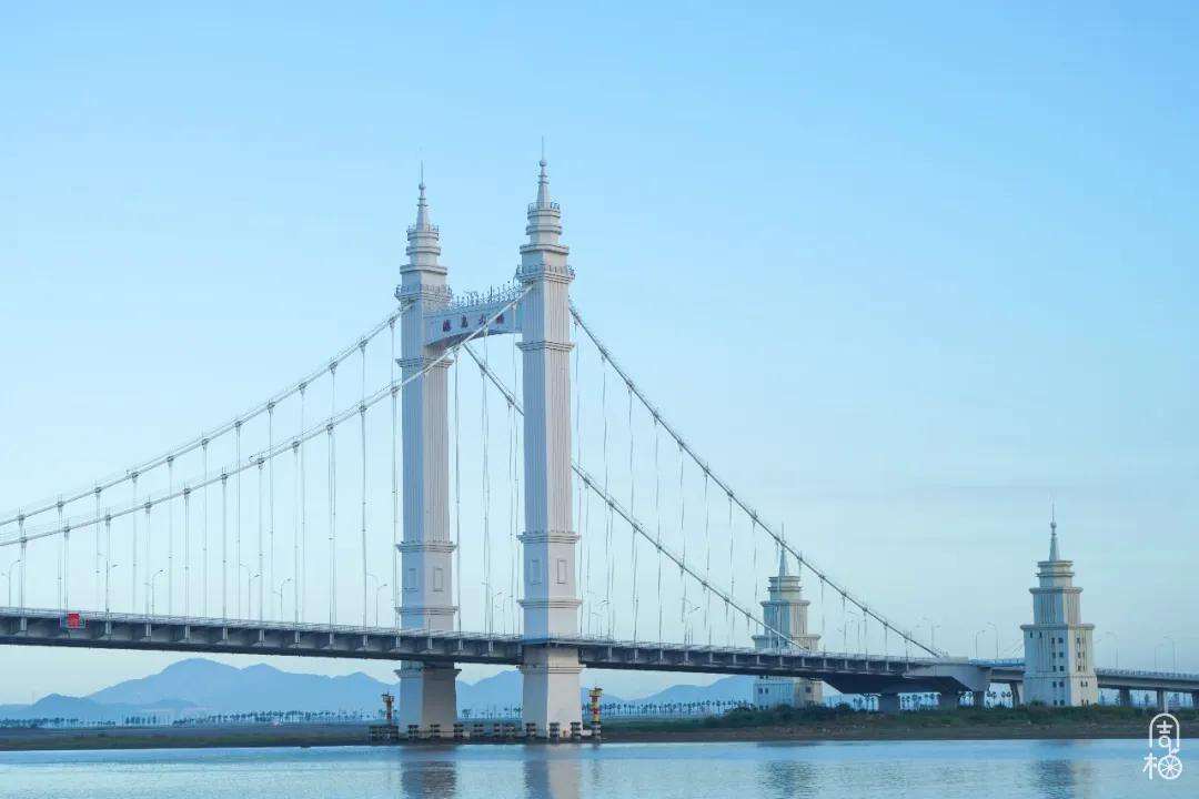 海湾公园之上,横跨着几座大桥,其中最具气质的便是港岛大桥,它是舟山