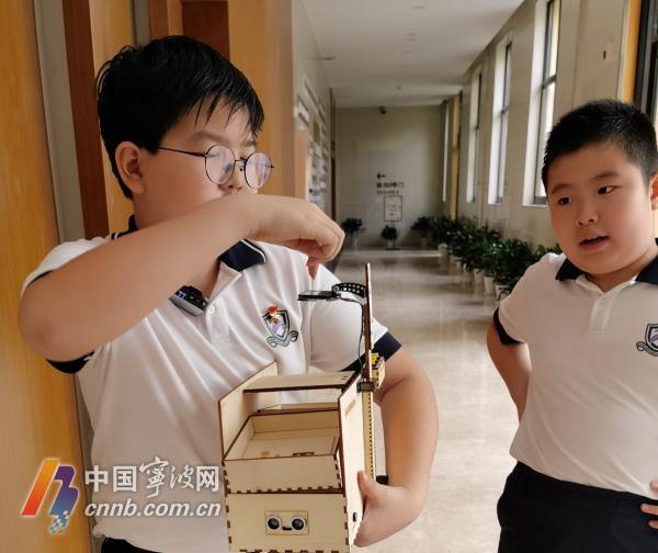 一个三年级、一个五年级 他们发明了能收作业的机器人