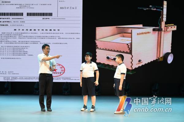 一个三年级、一个五年级 他们发明了能收作业的机器人