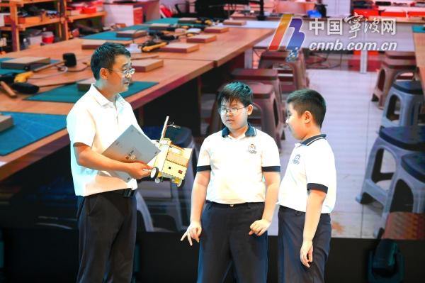 一个三年级、一个五年级 他们发明了能收作业的机器人