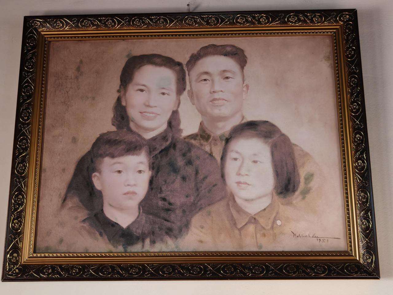 朱枫烈士全家像(复制品)1951年画 原件由烈士儿子朱明提供.jpg