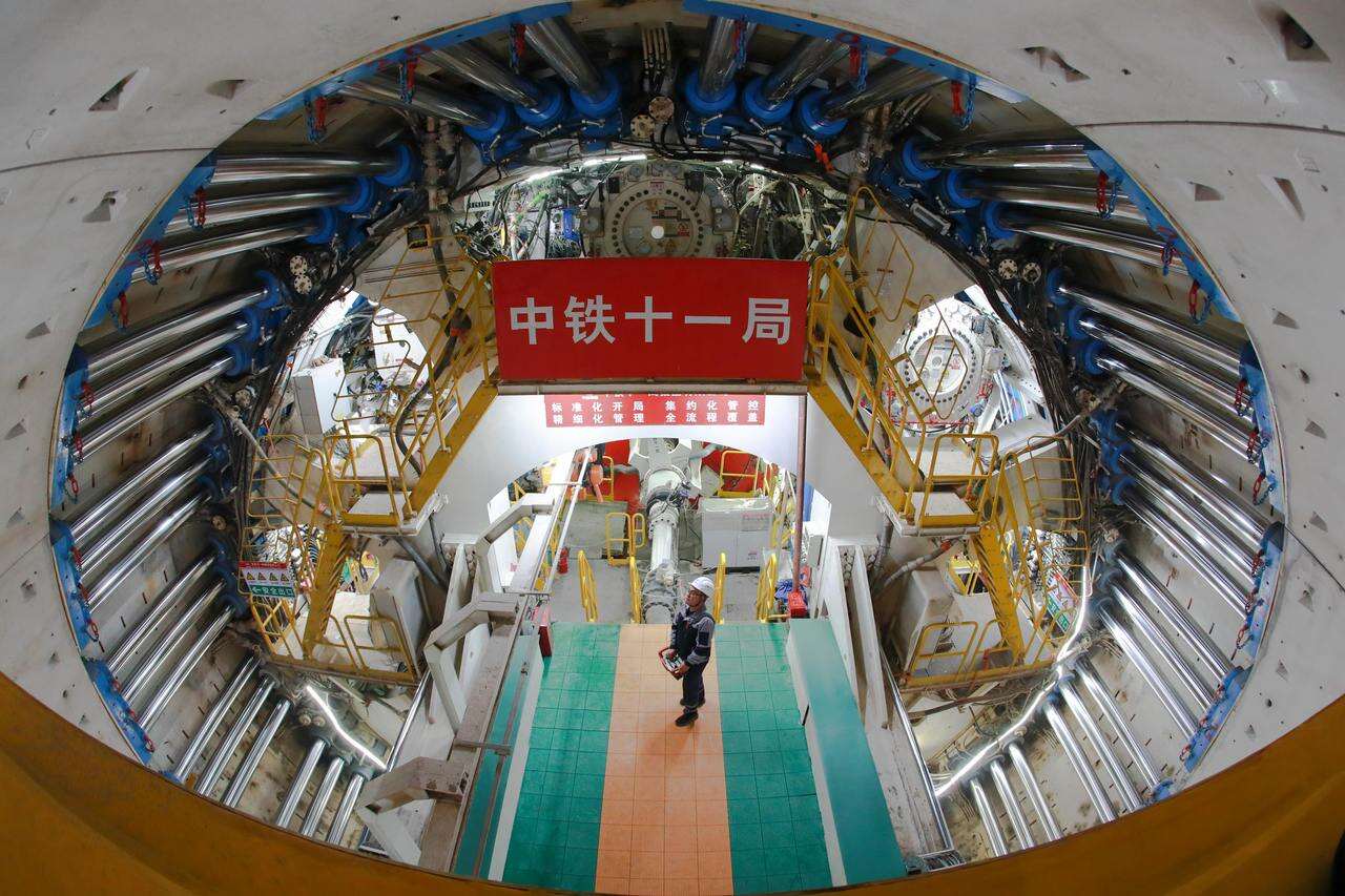 微信图片_2025-10-19_103102_954中铁十一局施工人员在甬舟铁路金塘海底隧道内进行管片拼装作业。    徐云华  摄.jpg