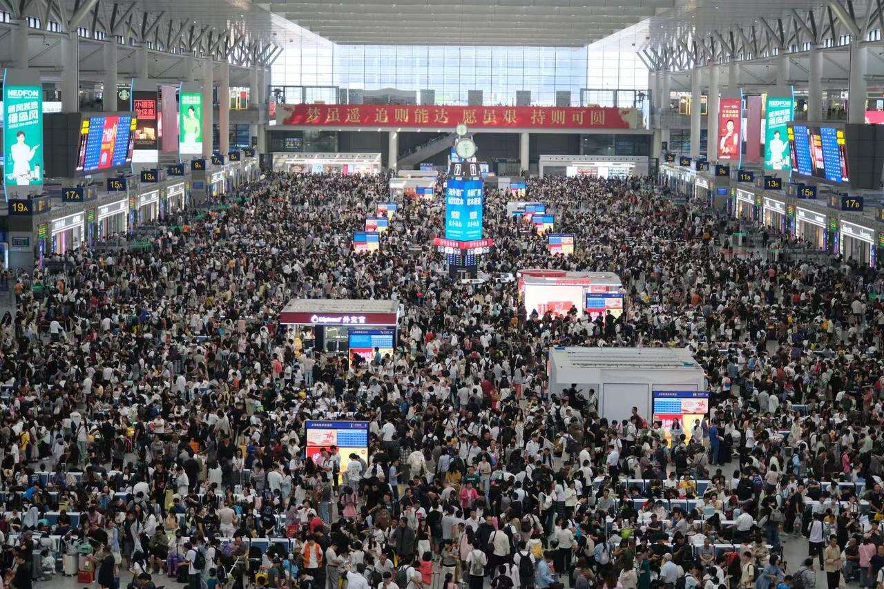 微信图片_2025-10-19_104202_84310月1日,上海虹桥站迎来国庆中秋假期客流最高峰。图为旅客在候车室内候车。    过云松  摄.jpg