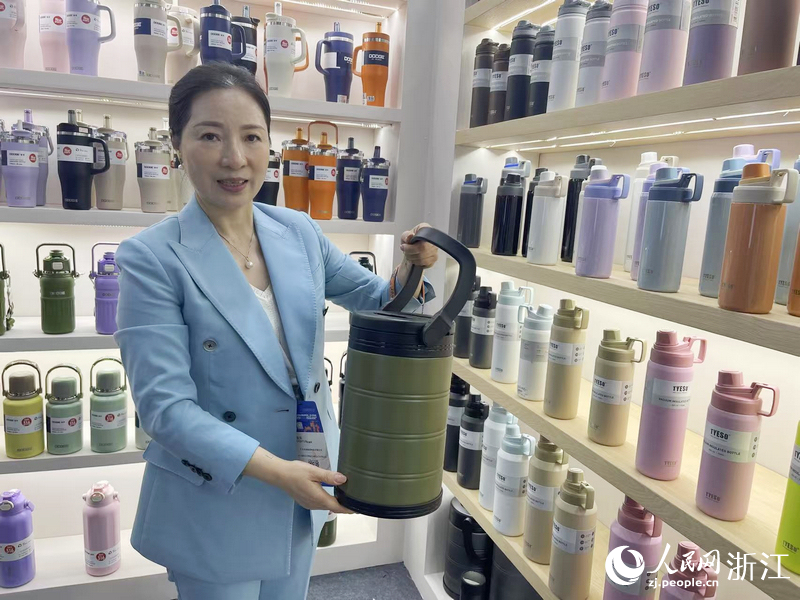 桂海琴展示新款保冷桶。人民网记者 王丽玮摄