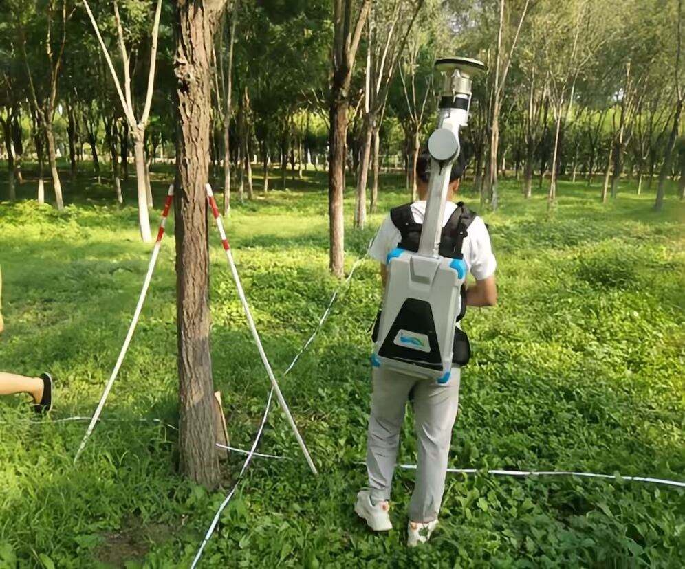 科研人员使用背包式激光雷达传感器给森林做“CT”。受访者供图.jpg