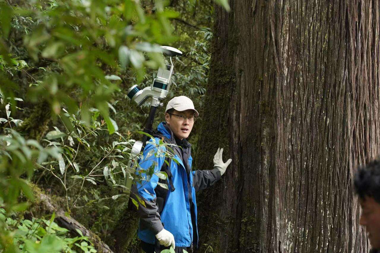 郭庆华在开展野外调查。受访者供图.jpg