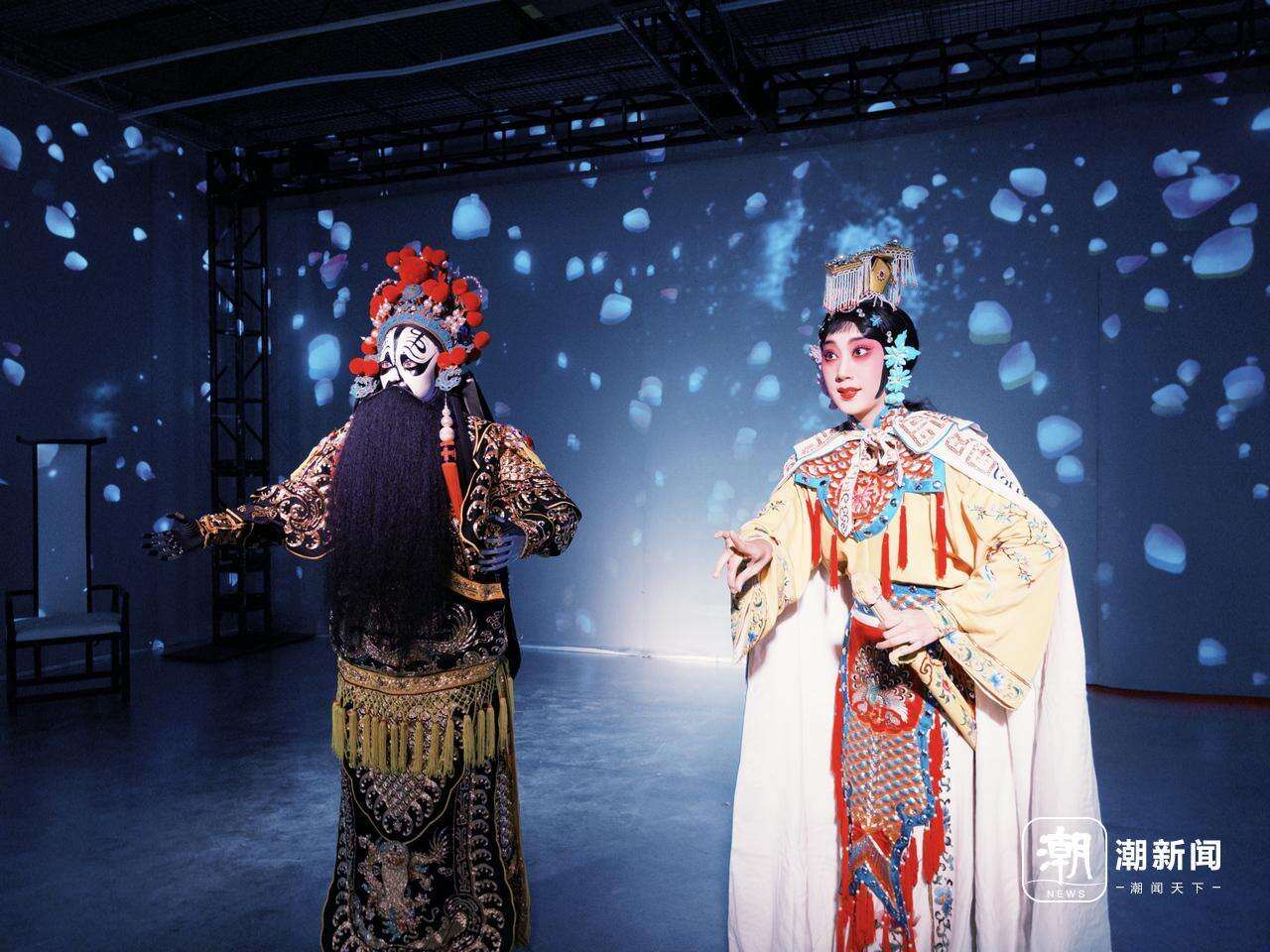 0-1 “学霸01”与真人演员同台表演。潮新闻记者 吴馥梅 摄.JPG